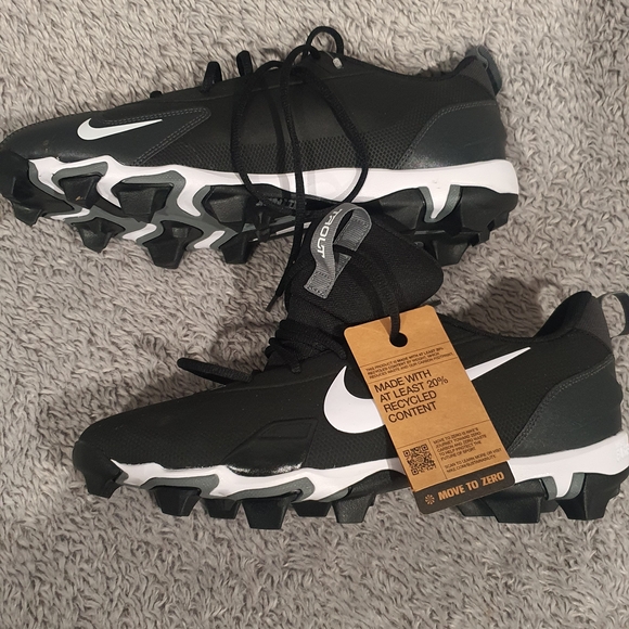 Nike Black and White Sneakers - Picture 6 of 8